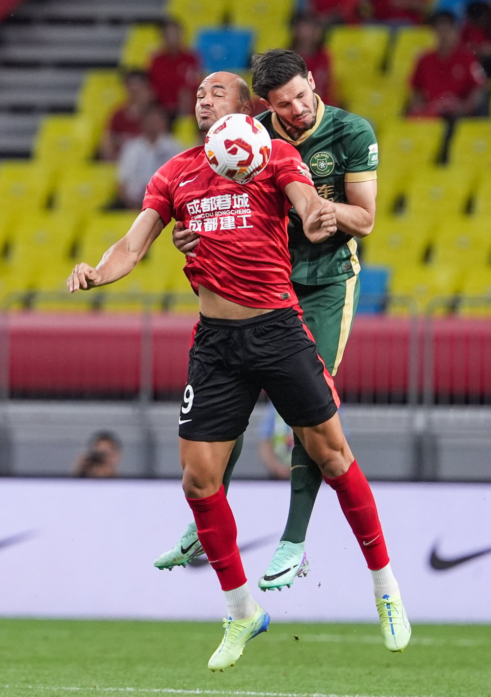 冬日暖阳映照赛场 校友欢聚情满中原（冬阳映赛场 校友齐聚情满中原）