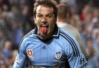 记者：张琳芃大概率还要再坚守一年，发挥老队员传帮带（记者：张琳芃大概率再战一年，担起老将传帮带职责）