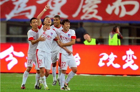 巴萨瞄准德国铁卫！弗里克亲信施洛特贝克或成新援（巴萨锁定德国中卫？弗里克爱将施洛特贝克有望加盟）