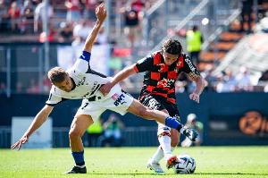 巴黎vs弗拉门戈点球大战：萨福诺夫4度扑点，两队合计仅射进3球（巴黎与弗拉门戈点球大战：萨福诺夫四次扑出点球，双方总计仅入3球）