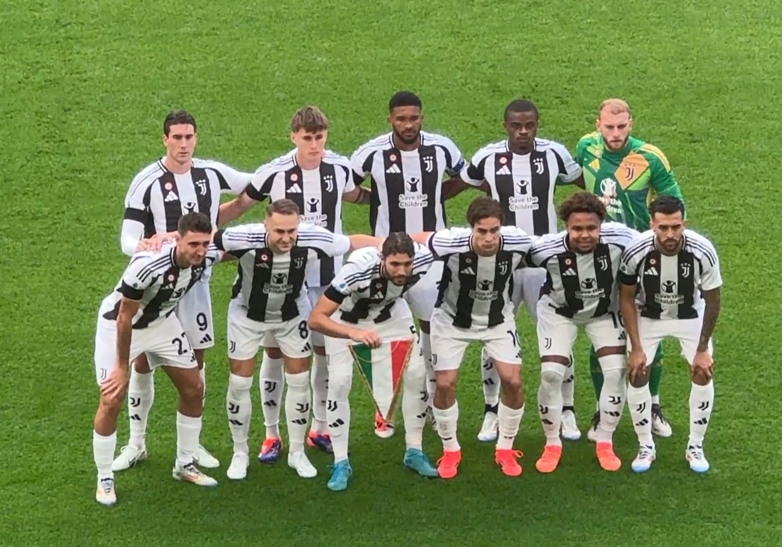 中后卫极限拦截救球队一命（中后卫神勇封堵力挽狂澜）