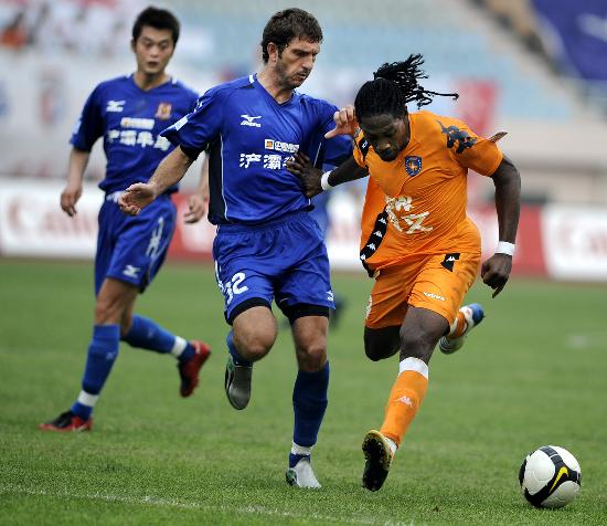 世体：阿隆索回归获利物浦球迷热烈欢迎，阿诺德却遭嘘声相待（世体：阿隆索归来获红军拥趸热烈致意，阿诺德反遭嘘声）