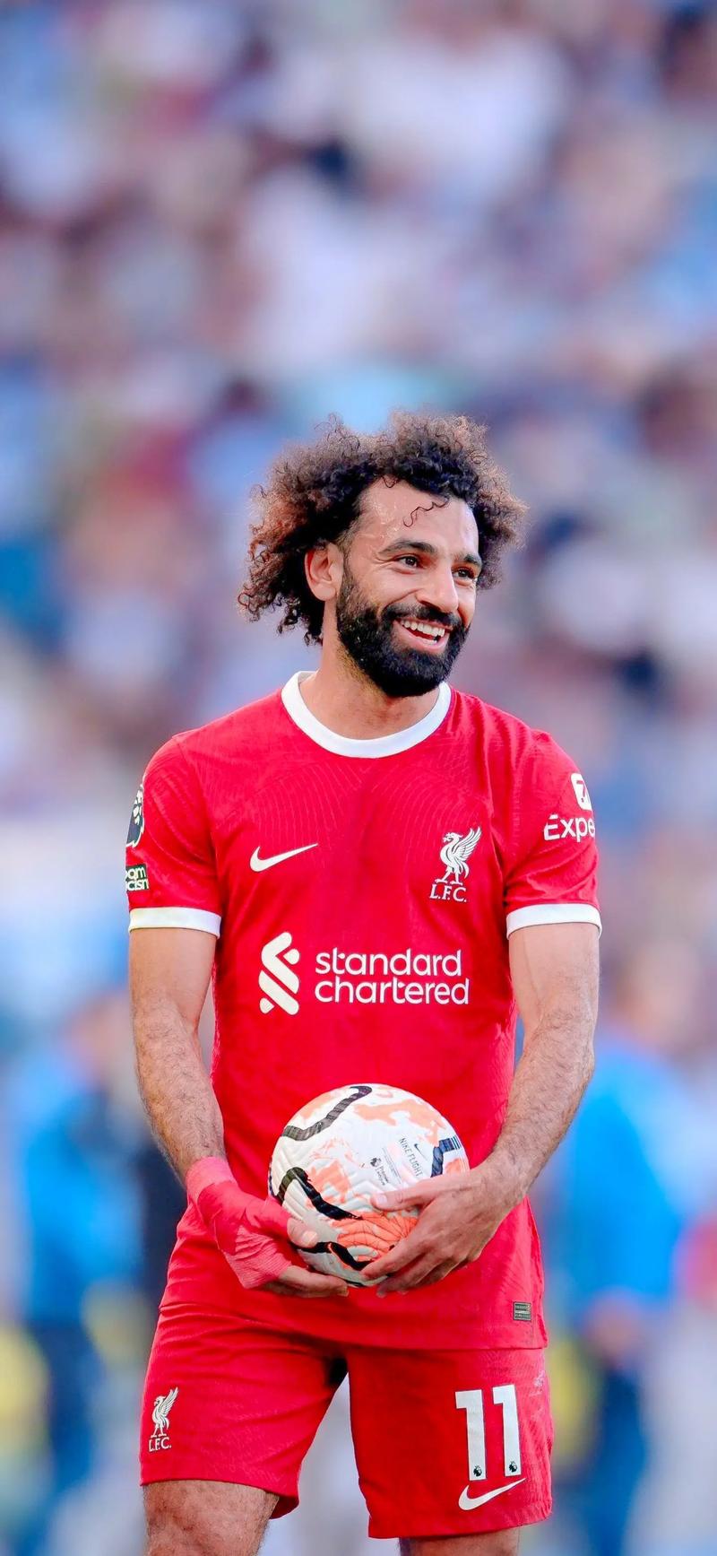 姆巴佩将带着一根手指骨折比赛，他的坚韧精神点燃球迷热情（姆巴佩手指骨折仍将出战，顽强斗志点燃球迷激情）