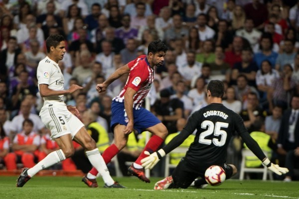 北京国安玄学加持？罕见：河南球迷震撼出征，大量聚集在候车厅（北京国安气运加成？少见一幕：河南球迷浩浩荡荡启程，候车厅人潮涌动）