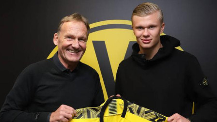 反对者抨击拉波尔塔：诺坎普还没完工，你们到底在庆祝什么？（反对派质问拉波尔塔：诺坎普尚未竣工，你们在庆祝什么？）